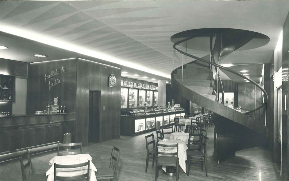 Galleria Cavour nel 1959 con Caffè Viscardi