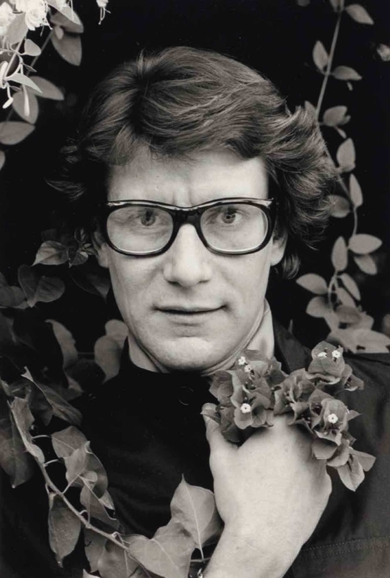 Yves Saint Laurent nel giardino di Dar es Saada, Marrakech, 1976