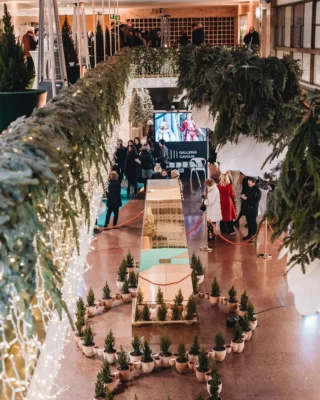 💥 Arte e bellezza in un unico luogo: Galleria Cavour 1959!

🖼️ Ecco le mostre che abbiamo ospitato in questi ultimi anni:

✅ Nel 2022 @michelangelo_pistoletto lascia in Galleria Cavour 1959 il Terzo Paradiso

✅ Da gennaio a marzo 2023 “Galleria. Ouverture”, una rivisitazione razionalista di Galleria Cavour 1959 di @estergrossi e @amaliamora82 

✅ A luglio 2023 “Bologna Modernissima” esposizione dell’artista @flaviofavelli 

✅ Dal 15 settembre al 15 ottobre 2023 “I vestiti delle star. Da Capucci a Yves Saint Laurent abiti dalla collezione di Cecilia Matteucci Lavarini” @ceciliamatteucci 

✅ Dal 19 dicembre 2023 all’8 febbraio 2024 “I’ll be here any time” dell’artista milanese @pietro.terzini 

✅ Dal 13 dicembre 2024, una nuova installazione di Pietro Terzini: “Grateful / for small things / for big things / and everything in between”

✅ Dal 7 gennaio al 15 febbraio, ancora un messaggio di Pietro Terzini: “More Kindness/More Trips/More Time/More Dreams/More Love/More Wins”.

✅ Da febbraio ad aprile 2025 la mostra “Oltre il Reale: @david_lachapelle a Bologna”

💥Siamo certi che ci aspettano ancora tantissime sorprese future! 
.
.
.
✅ In 2022 Michelangelo Pistoletto leaves the Third Paradise in Galleria Cavour 1959

✅ From January to March 2023 “Galleria: Ouverture”, a rationalist reinterpretation of Galleria Cavour 1959 by Ester Grossi and Amalia Mora

✅ In July 2023 “Bologna Modernissima” exhibition by artist Flavio Favelli

✅ From September 15th to October 15th 2023 “The Clothes of the Stars, From Capucci to Yves Saint Laurent: Dresses from the collection of Cecilia Matteucci Lavarini”

✅ From December 19th 2023 to February 8th 2024 “I’ll be here any time” by Milanese artist Pietro Terzini

✅ From December 13th 2024, a new installation by Pietro Terzini: “Grateful / for small things / for big things / and everything in between”

✅ From January 7th to February 15th another message from Pietro Terzini: “More Kindness/More Trips/More Time/More Dreams/More Love/More Wins”.

✅ From February to April 2025 the exhibition “Beyond the Real: David LaChapelle in Bologna”
.
.
.
#galleriacavour1959 #exhibitionart #contemporaryart