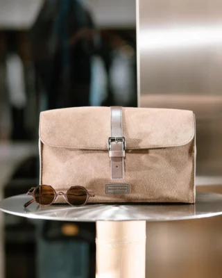 🙌🏻 “Rispetto a un paio di scarpe, ricordatevi sempre che una borsa non potrà mai, dico mai, farvi male ai piedi. Nemmeno alla sua prima uscita!”

Paola Jacobbi
.
.
.
🙌🏻 “Compared to a pair of shoes, always remember that a bag can never, I repeat never, hurt your feet. Not even on its first outing!”

Paola Jacobbi
.
.
.
@emporioarmani
#galleriacavour1959 #bolognacentro #bolognashopping #bolognagram #bolognacitta #bolognawelcome #luxurystyle #luxurybrand #emporioarmani #baglovers