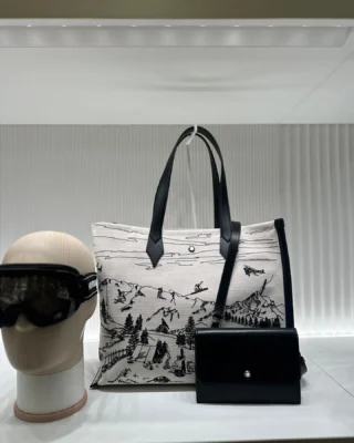 🧳 @montblanc e il viaggio!

🖋️ La storia di Montblanc è iniziato nell’epoca d’oro dei viaggi con una stilografica a prova di perdite d’inchostro. 

🌟 Da quel giorno ad oggi l’offerta Montblanc si è arricchita di articoli da viaggio pensati per rendere magico ogni spostamento.

➡️ In @galleriacavour1959 potete scoprire tutta la linea creata per i viaggiatori più raffinati. 
.
.
.
🧳 Montblanc and travel!

🖋️ The history of Montblanc began in the golden age of travel with a fountain pen that never leaked ink.

🌟 From that day until today, the Montblanc range has been enriched with travel items designed to make every trip magical.

➡️ At @galleriacavour1959 you can discover the entire line created for the most refined travellers.
.
.
.
 #galleriacavour1959 #montblanc #viaggiare #luxurylifestyle #bologna