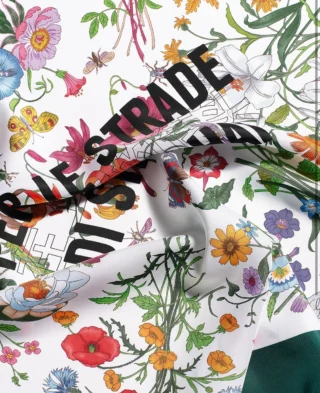 👒 Amanti dei foulard in seta a noi!

🖼️ Molto più di un accessorio, il foulard un seta di @gucci e’ un dipinto, un racconto, un articolo da collezione. 

🌷 Per il progetto 90 x 90, Gucci ha invitato nove artisti (Robert Barry, Everett Glenn, Sara Leghissa, Currynew, Jonny Niesche, Gio Pastori, Walter Petrone, Yu Cai e Inji Seo) a esplorare cinque temi ricorrenti che nel tempo hanno definito i foulard Gucci: Flora, Fauna, Nautica, Equitazione e il Monogramma GG.

💥 Ne è nata una serie di autentici capolavori da indossare, dove il confine tra arte, cultura pop e moda è completamente sfumato!
.
.
.
👒 Silk scarf lovers, here we go!

🖼️ Much more than an accessory, the @gucci silk scarf is a painting, a story, a collector’s item.

🌷 For the 90 x 90 project, Gucci invited nine artists (Robert Barry, Everett Glenn, Sara Leghissa, Currynew, Jonny Niesche, Gio Pastori, Walter Petrone, Yu Cai and Inji Seo) to explore five recurring themes that have defined Gucci scarves over time: Flora, Fauna, Nautical, Horseback Riding and the GG Monogram.

💥 The result is a series of authentic wearable masterpieces, where the boundary between art, pop culture and fashion is completely blurred!
.
.
.
#galleriacavour1959 #bologna #luxurystyle #gucci #guccilovers #foulards #silk #bolognashopping