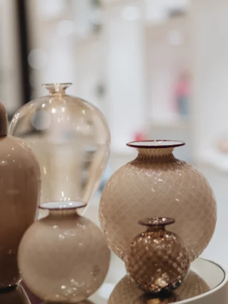 🎁 Tra i regali più belli che si possano ricevere ci sono i vasi di @venini_official.

🏺 Opere d’arte, con una storia secolare, oggetti che rimangono per sempre con noi a ricordarci che la bellezza genera bellezza. 

🥰 E voi avete mai ricevuto un regalo così bello?

✍🏻 Raccontateci nei commenti la vostra storia!
.
.
.
🎁 Among the most beautiful gifts you can receive are vases by @venini_official.

🏺 Works of art, with a centuries-old history; objects that remain with us forever to remind us that beauty generates beauty.

🥰 Have you ever received such a beautiful gift?

✍🏻 Tell us your story in the comments!
.
.
.
#galleriacavour1959 #venini #regalibelli #giftideas #vetrodimurano #bologna #luxurylifestyle
