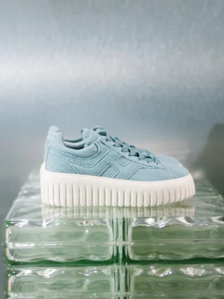 🌟Adoriamo la collezione Primavera/Estate 2025 di @hoganbrand 

 👒 Un omaggio al lifestyle degli Anni Ottanta, uno  stile urban-chic ispirato al relax.

👟Ogni modello è frutto di lavorazioni artigianali e design innovativi, solo tessuti e pellami di altissima qualità.

🙂 Passate in boutique in @galleriacavour1959 per conoscere tutti i segreti del mondo Hogan.
.
.
.
🌟 We love the Spring/Summer 2025 collection by @hoganbrand!

👒 A tribute to the lifestyle of the 80s, an urban-chic style inspired by relaxation.

👟 Each model is the result of artisanal craftsmanship and innovative designs, using only the highest quality fabrics and leathers.

🙂 Stop by the boutique in @galleriacavour1959 to discover all the secrets from the world of Hogan.
.
.
.
#galleriacavour1959 #bolognacentro #bologna #hoganbrand
