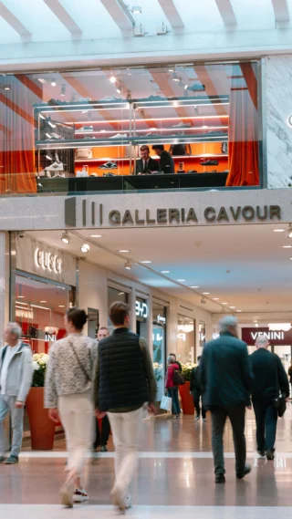 🌟 Genio, sostenibilità, innovazione hanno trasformato a una cicatrice della Seconda guerra mondiale provocata dai bombardamenti a Bologna in un’opera rivoluzionaria.

💥 @galleriacavour1959 è diventata così il cuore culturale e commerciale di Bologna, un luogo amato dai bolognesi, una tappa imprescindibile per chiunque visiti la città. 

📍 Situata nel cuore del centro storico di Bologna, Galleria Cavour 1959 è un’icona di stile, cultura e shopping.

🥰 Cosa aspetti a venirci a trovare?
.
.
.
🌟 Genius, sustainability and innovation have transformed a scar caused by bombings in Bologna during the Second World War into a revolutionary work.

💥 @galleriacavour1959 has thus become the cultural and commercial heart of Bologna, a place loved by the Bolognese, an essential stop for anyone visiting the city.

📍 Located in the heart of the historic center of Bologna, Galleria Cavour 1959 is an icon of style, culture and shopping.

🥰 What are you waiting for? Come and visit us!
.
.
.
#galleriacavour1959 #bologna #bolognacentro #luxurybrand #luxurystyle #bolognashopping