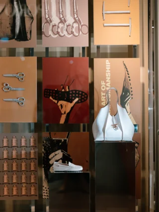 🪡 Si chiama “la Bottega dei Mestieri”, l’academy aziendale fondata dal Gruppo @Tods nel 2012. 

💥 Una scuola nata per formare nuove generazioni di artigiani, ma anche per preservare e tramandare la cultura del Made in Italy.

✂️ Le lezioni si alternano tra teoria e pratica, con focus sulle fasi fondamentali della produzione artigianale.

🥰 @galleriacavour1959 è orgogliosa di raccontare storie come quella della Bottega dei Mestieri! 
.
.
.
🪡 It’s called “la Bottega dei Mestieri”, the corporate academy founded by the Tod’s Group in 2012. 

💥 A school created to train new generations of artisans, but also to preserve and pass on the culture of Made in Italy.

✂️ The lessons alternate between theory and practice, with a focus on the fundamental phases of artisan production.

🥰 Galleria Cavour 1959 is proud to tell stories like that of the Bottega dei Mestieri! 
.
.
.
#galleriacavour1959 #bolognacitta #shoppinglover #luxurylifestyle #tods #bottegadeimestieri #artisandesign #tods