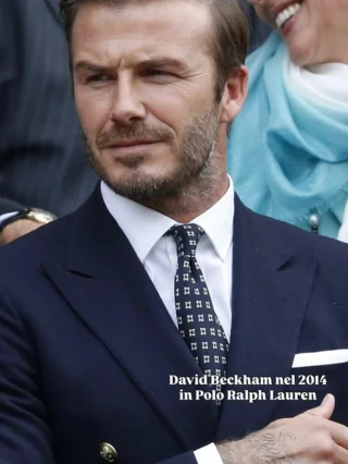 🎾 @wimbledon e dress code!

🚫 La regola più famosa del tennis: i giocatori devono indossare il bianco integrale sui campi in erba, divieto assoluto di indossare abiti colorati.

🧢 Sugli spalti le regole sono meno stringenti ma trionfa l’eleganza sportiva.

👕 Dal 2006 @poloralphlauren veste il torneo considerato il più elegante dei quattro Grandi Slam.

➡️ Scorrete il carosello per scoprire alcuni dei look più famosi nella storia di Wimbledon!
.
.
.
🎾 Wimbledon and dress code!

🚫 The most famous rule in tennis: players must wear all-white on grass courts, colored clothing is absolutely forbidden.

🧢 In the stands, the rules are less stringent but sporty elegance triumphs.

👕 Since 2006, @poloralphlauren has dressed the tournament considered the most elegant of the four Grand Slams.

➡️ Scroll through the carousel to discover some of the most famous looks in Wimbledon history!
.
.
.
#galleriacavour1959 #wimbledon #wimbledon #poloralphlauren #tennislover #dresscode
