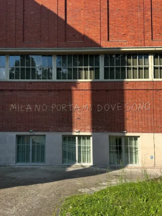💥 @gucci sostiene la Triennale Milano per l’ampliamento della sua collezione permanente di arte contemporanea!

🧐 Quali sono le nuove opere che Triennale Milano ha acquisito grazie a Gucci?

💫 MILANO PORTAMI DOVE SONO, l’installazione al neon site-specific di Marcello Maloberti visibile sul fronte del Palazzo dell’Arte.

🦆Il bozzetto pitto-scultoreo di Giorgio de Chirico del 1973 visibile nei nuovi spazi del piano parco, preparatorio alla creazione de I Bagni Misteriosi, realizzata in occasione della 15esima Esposizione Internazionale e tuttora presente nel giardino di Triennale Milano. 

🍃 TRIENNALE VOCE e LUNA, altri due lavori realizzati da Maloberti appositamente per Triennale e che sono stati collocati nel giardino.

➡️ Sempre grazie al sostegno di Gucci Triennale acquisirà anche un’opera dello scultore Franco Mazzucchelli, artista legato alla storia di Triennale.

🥰 @galleriacavour1959 è orgogliosa di condividere con i brand che ospita il sostegno all’arte, in tutte le sue forme.
.
.
.
💥 @gucci supports the Milan Triennale in expanding its permanent contemporary art collection!

🧐 What new works has the Milan Triennale acquired thanks to Gucci?

💫 MILAN TAKE ME WHERE I AM, the site-specific neon installation by Marcello Maloberti visible at the front of the Palazzo dell’Arte.

🦆 Giorgio de Chirico’s 1973 painting-sculpture sketch, visible in the new spaces on the park level, preparatory to the creation of I Bagni Misteriosi, created for the 15th International Exhibition and still present in the Milan Triennale garden. 

🍃 TRIENNALE VOCE and LUNA, two other works created by Maloberti specifically for Triennale and installed in the garden.

➡️ Thanks to Gucci’s support, the Triennale will also acquire a work by sculptor Franco Mazzucchelli, an artist closely linked to the history of Triennale.

🥰 @galleriacavour1959 is proud to share its support for art in all its forms with the brands it hosts.
.
.
.
#galleriacavour1959 #bolognacentro #triennaledimilano #milano #contemporaryart #gucci