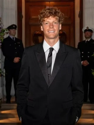 🎩 Alla cena dei campioni tenutasi il 13 luglio al Raffles London at The OWO, il nostro Jannik Sinner ha indossato un completo @gucci realizzato su misura!

👞 Smoking nero in preziosa lana mohair con dettagli in satin a contrasto, camicia bianca in cotone, cravatta in seta nera con dettaglio Doppia G tono su tonoe mocassini Horsebit 1953 in pelle nera con l’iconico morsetto ispirato al mondo equestre.

🌟 Un outfit essenziale e sofisticato tra eleganza classica e modernità equilibrio.
.
.
.
🎩 At the Champions’ Dinner held on July 13th at Raffles London at The OWO, our very own Jannik Sinner wore a custom-made @gucci suit!

👞 A black tuxedo in precious mohair wool with contrasting satin details, a white cotton shirt, a black silk tie with a tone-on-tone Double G detail and black leather Horsebit 1953 loafers with the iconic horsebit, inspired by the equestrian world.

🌟 An essential and sophisticated outfit, balancing classic elegance with modernity.
.
.
.
#galleriacavour1959 #gucci #sinner #tennislover #horsebit #guccisuit #raffles #wimbledon