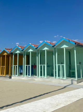 🏖️ Negli anni Cinquanta e Sessanta, i cosiddetti anni ruggenti, la costa da Viareggio a Forte dei Marmi diventa una meta imperdibile per tutti i vacanzieri.

🎤 È nel 1958 che Mina, appena diciottenne, canta alla Bussola di Marina di Pietrasanta la prima volta.

💥 Un’epoca indimenticabile, che vede la nascita della nostra Galleria Cavour 1959 che ha fatto la storia alla moda a Bologna!

👗 Non possiamo che ripensare a quegli anni indimenticabili sbirciando gli outfit di @poloralphlauren.
.
.
.
🏖️ In the 1950s and 1960s, the so-called “anni ruggenti”, the coast from Viareggio to Forte dei Marmi became a must-see destination for all vacationers.

🎤 It was in 1958 that Mina, just eighteen years old, sang for the first time at the Bussola in Marina di Pietrasanta.

💥 An unforgettable era, which saw the birth of our Galleria Cavour 1959, which made fashion history in Bologna!

👗 We can’t help but think back to those unforgettable years while peeking at @poloralphlauren’s outfits.
.
.
.
#galleriacavour1959 #versilia #poloralphlauren #estateitaliana #mina